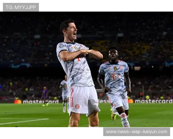 拜仁边路低传造成混乱，莱万抢点补射致胜