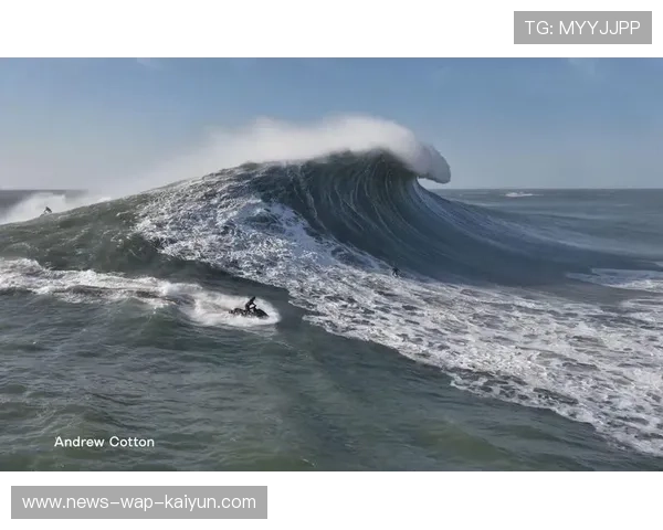 冲浪女子组选手踩上巨浪顶端，全场瞬间安静